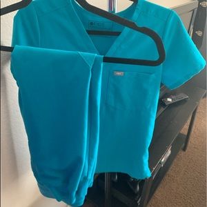 FIGS Zamora Joggers and Catarina one pocket Top